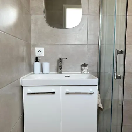 Entre Nantes Et Aeroport - Arrivee Autonome 24h Sur 24h La Montagne (Loire-Atlantique)